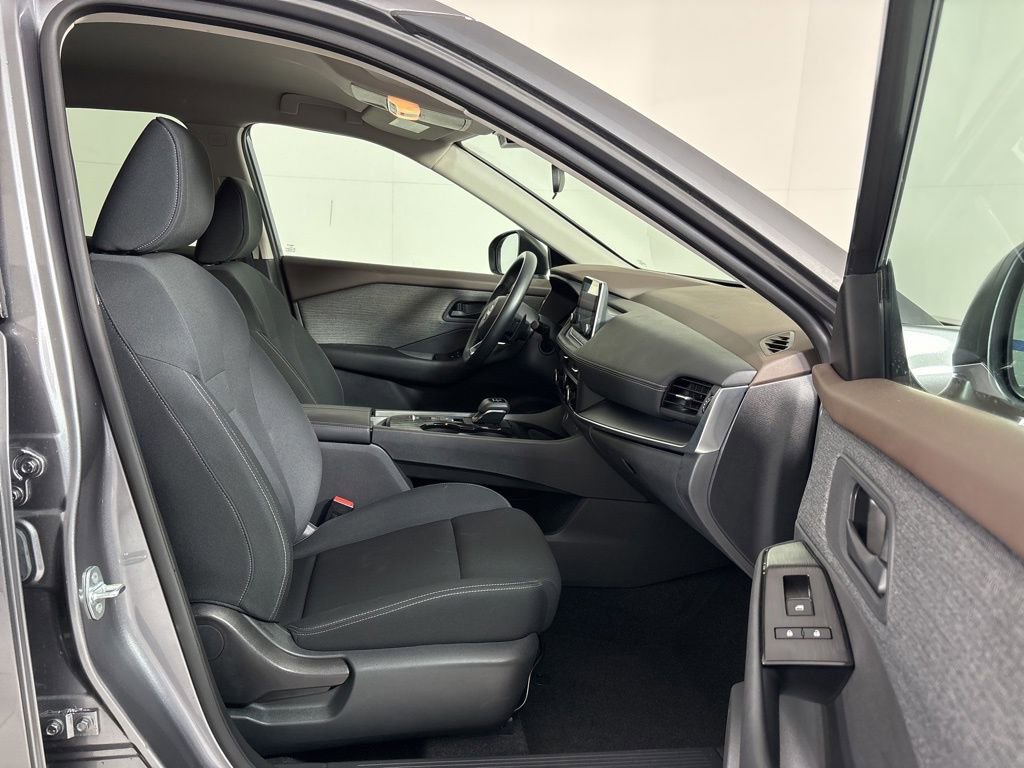 Used 2023 Nissan Rogue S image 12