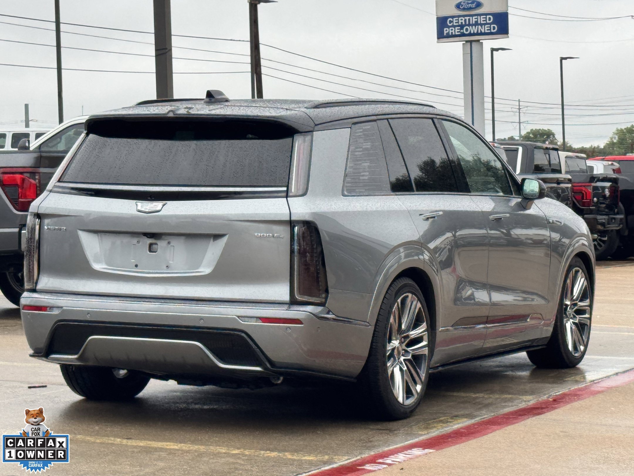 Used 2026 Cadillac Vistiq Platinum w/ LPO, Floor Liner Package AWD/4WD image 4