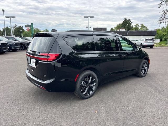 New 2027 Chrysler Pacifica Limited AWD/4WD image 32
