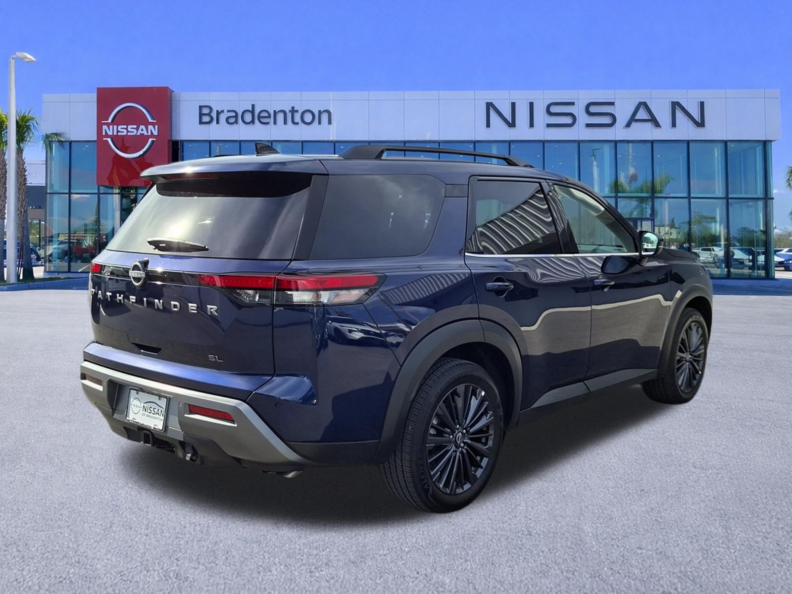 Used 2026 Nissan Pathfinder SL w/ SL Premium Package FWD image 5