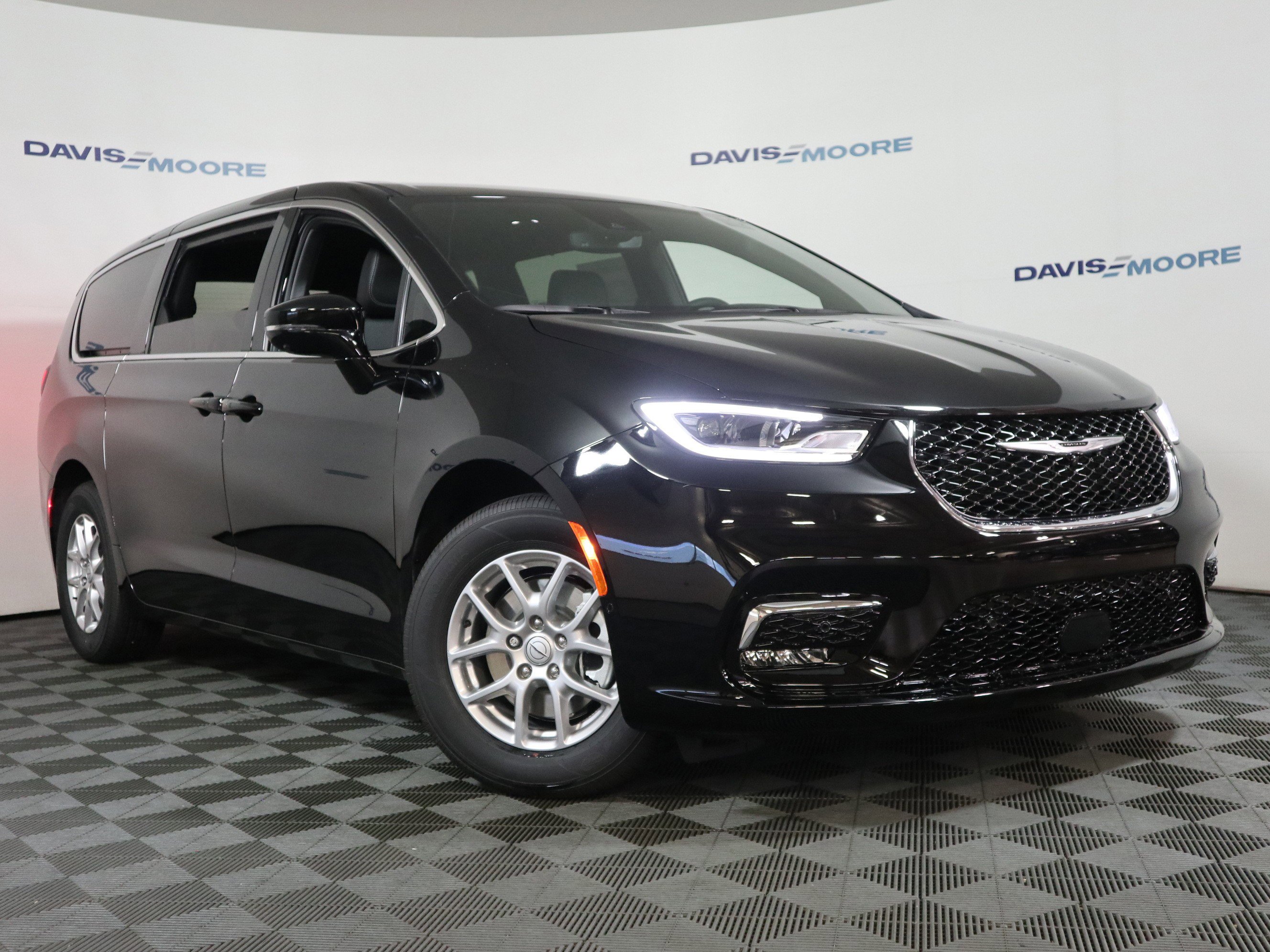 New 2026 Chrysler Pacifica Select image 2