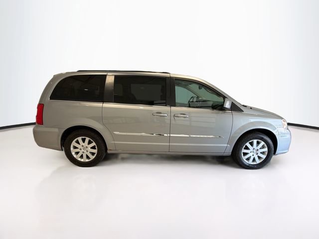 Used 2014 Chrysler Town & Country Touring FWD image 8
