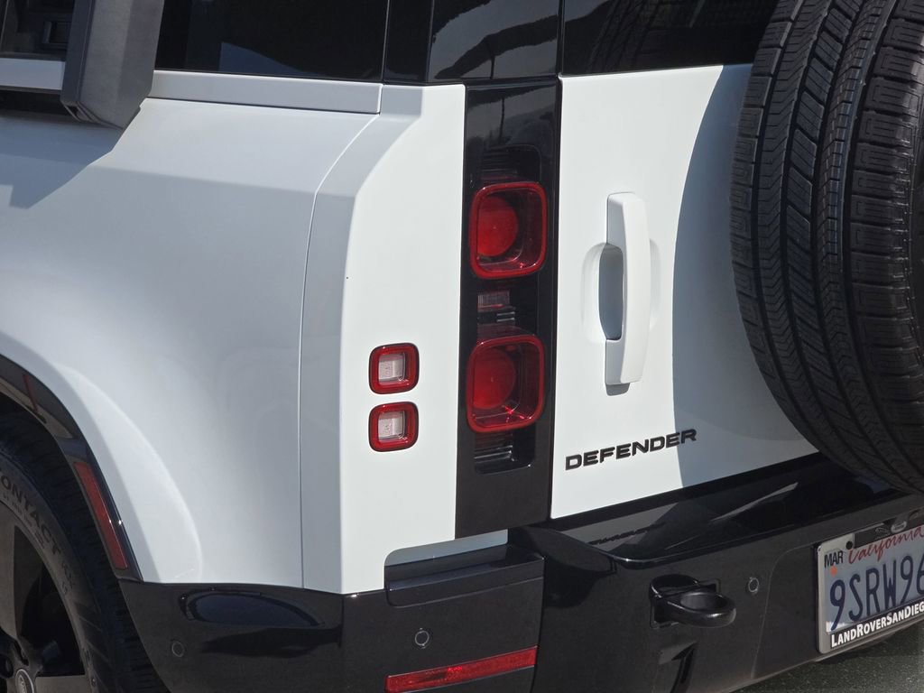 Used 2025 Land Rover Defender 90 X-Dynamic SE image 35