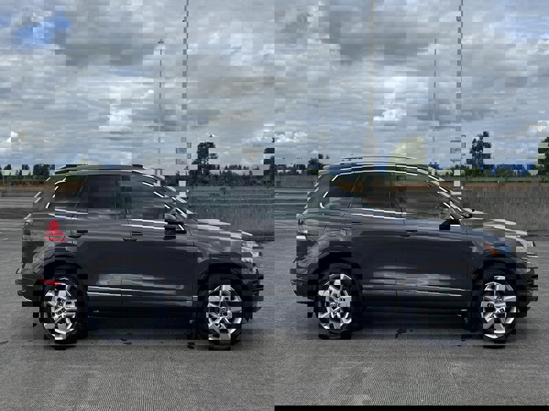 Used 2012 Volkswagen Touareg TDI image 6