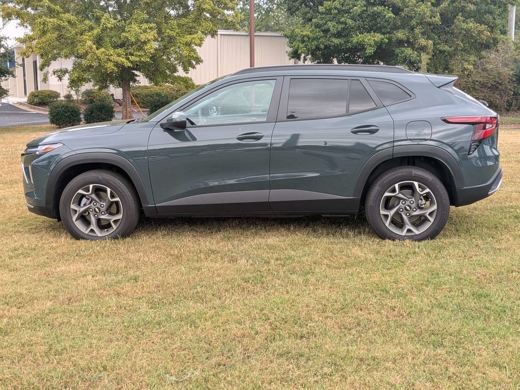 Used 2025 Chevrolet Trax LT FWD image 7