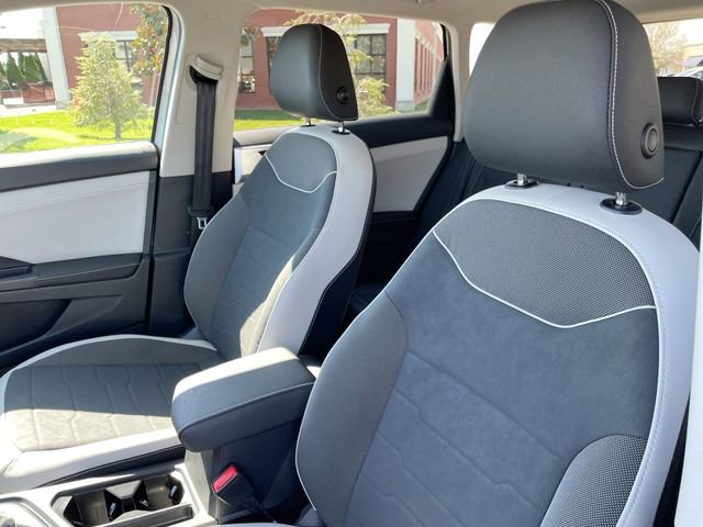 Used 2025 Volkswagen Taos SE image 10