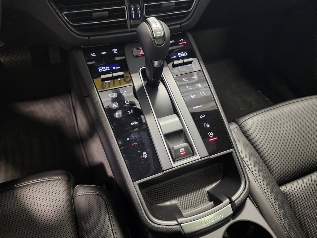 Used 2025 Porsche Macan . image 11