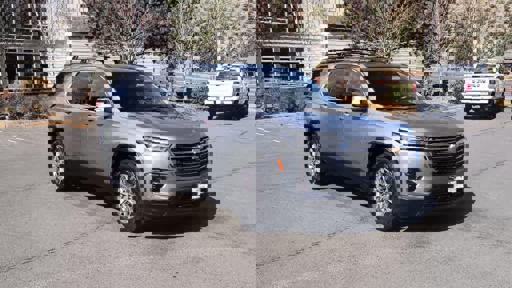 Used 2023 Chevrolet Traverse LT w/ Rear Camera Mirror Package image 3