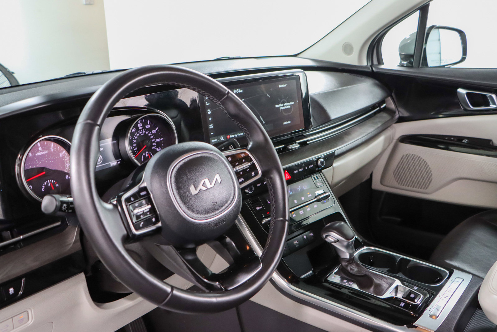 Used 2024 Kia Carnival EX image 22