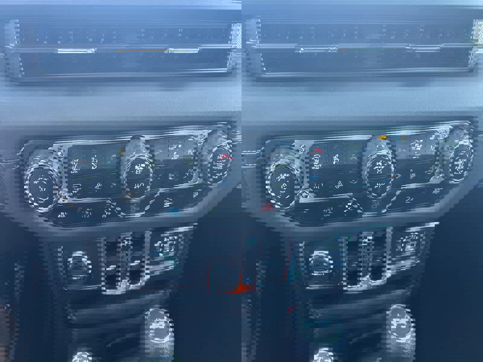 Used 2025 Jeep Wrangler Sahara image 42