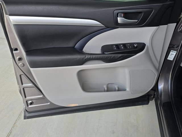 Used 2015 Toyota Highlander XLE FWD image 35