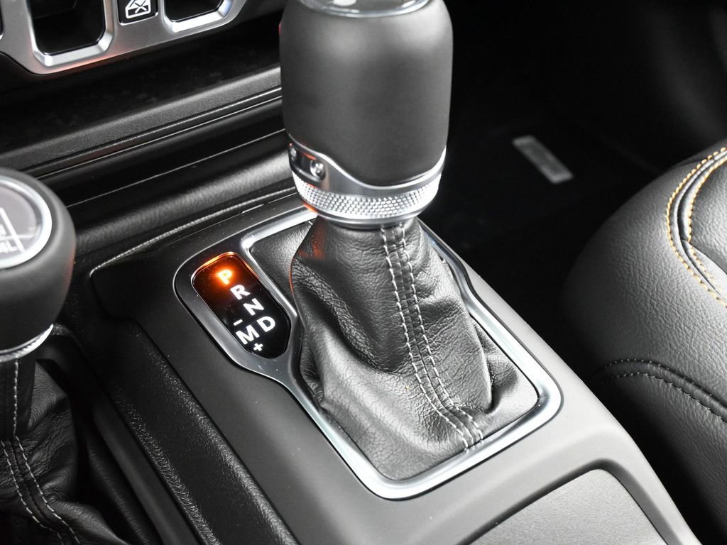 Used 2025 Jeep Wrangler Unlimited Sahara AWD/4WD image 23