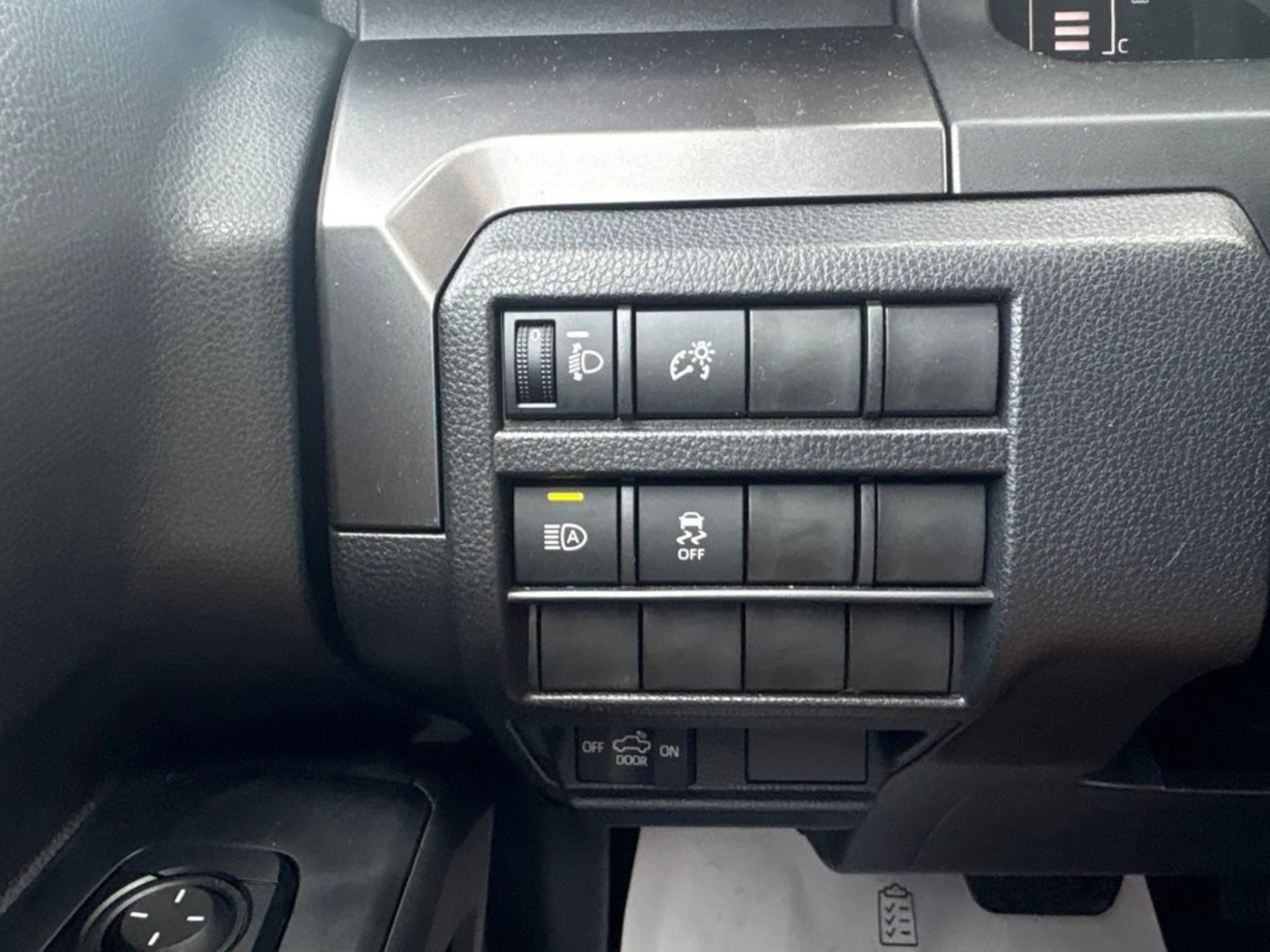 Certified 2025 Toyota Tacoma SR5 AWD/4WD image 16