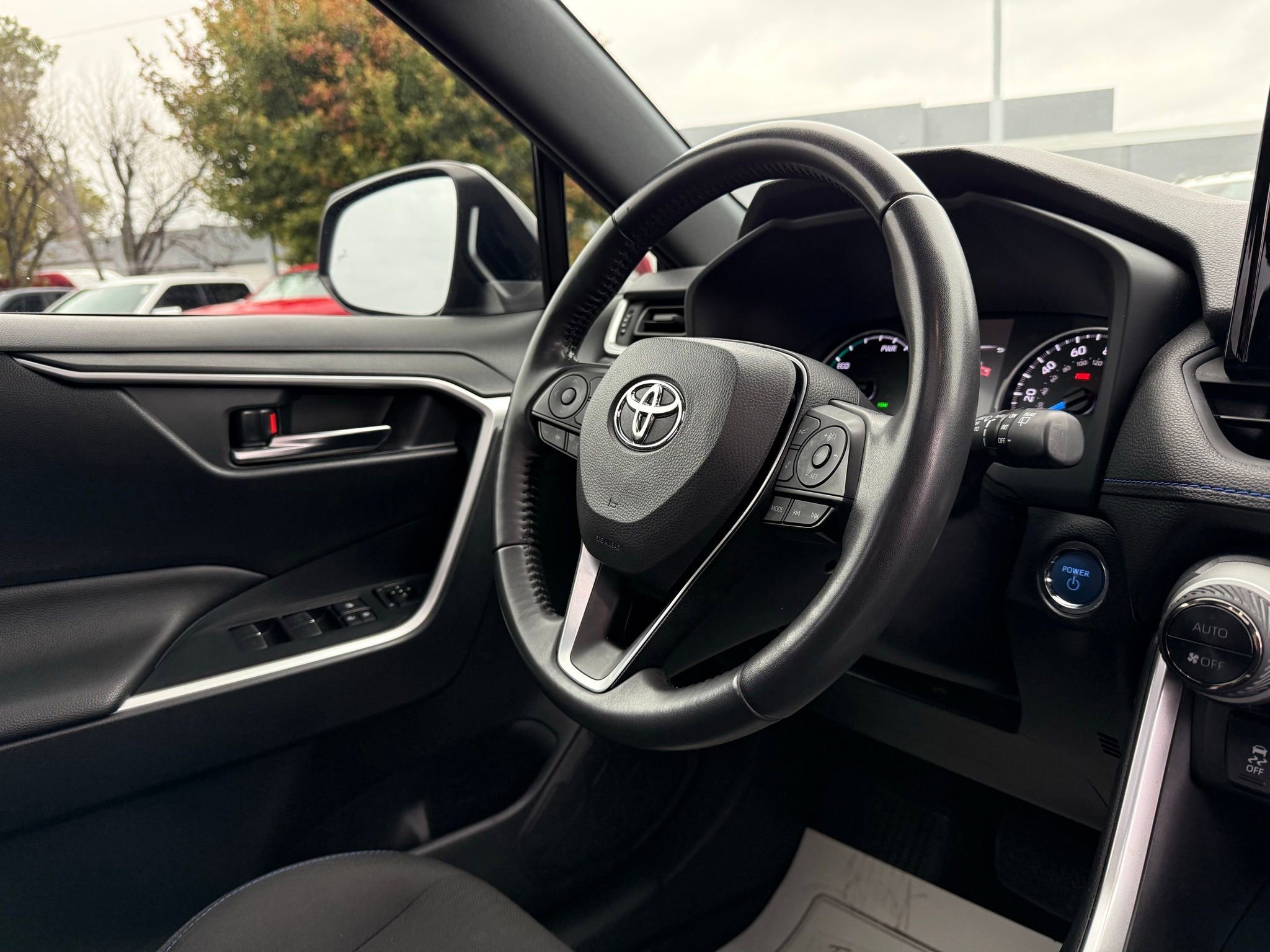 Used 2022 Toyota RAV4 SE image 19