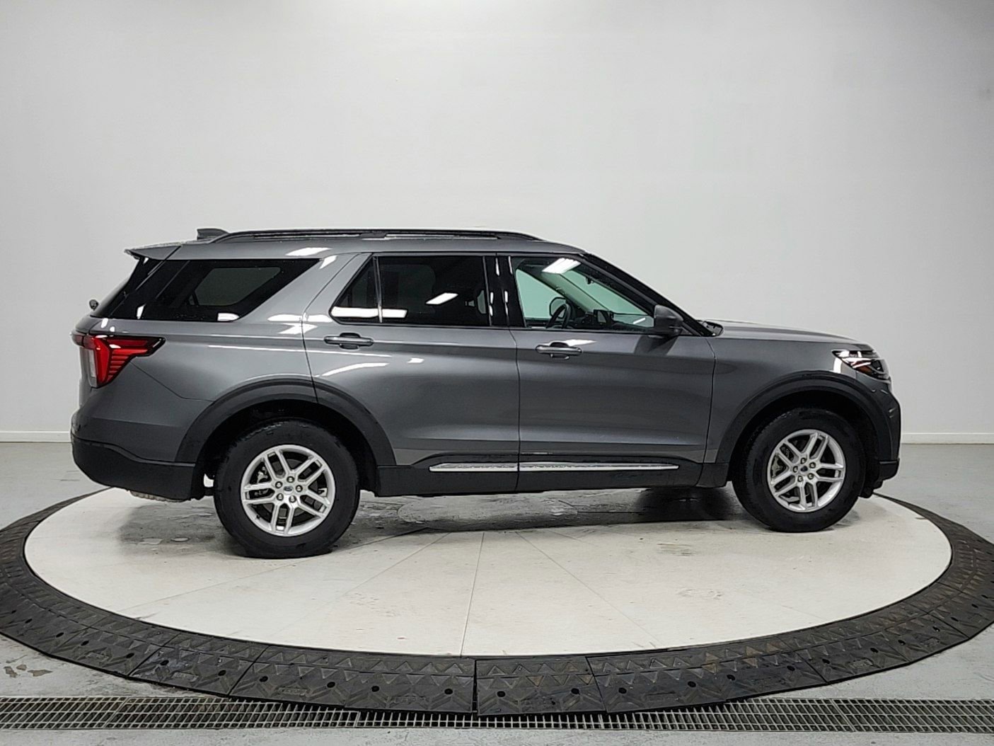 Used 2025 Ford Explorer Active AWD/4WD image 8