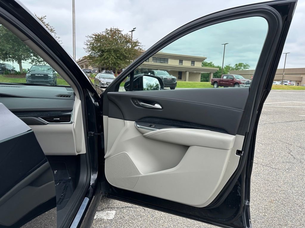 Used 2023 Cadillac XT4 Premium Luxury w/ Enhanced Visibility Package AWD/4WD image 17