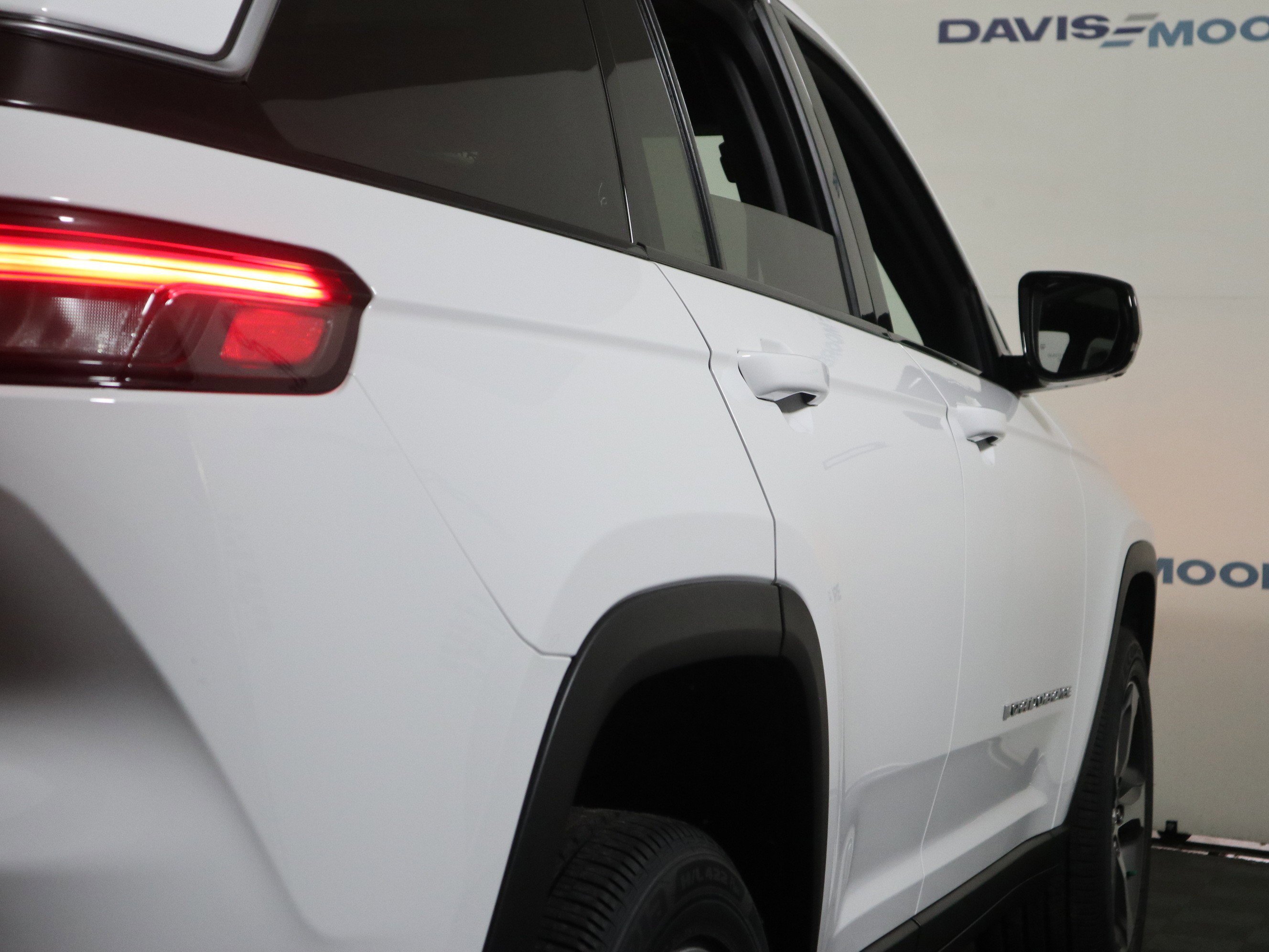 New 2026 Jeep Grand Cherokee Limited w/ Luxury Tech Group II AWD/4WD image 5