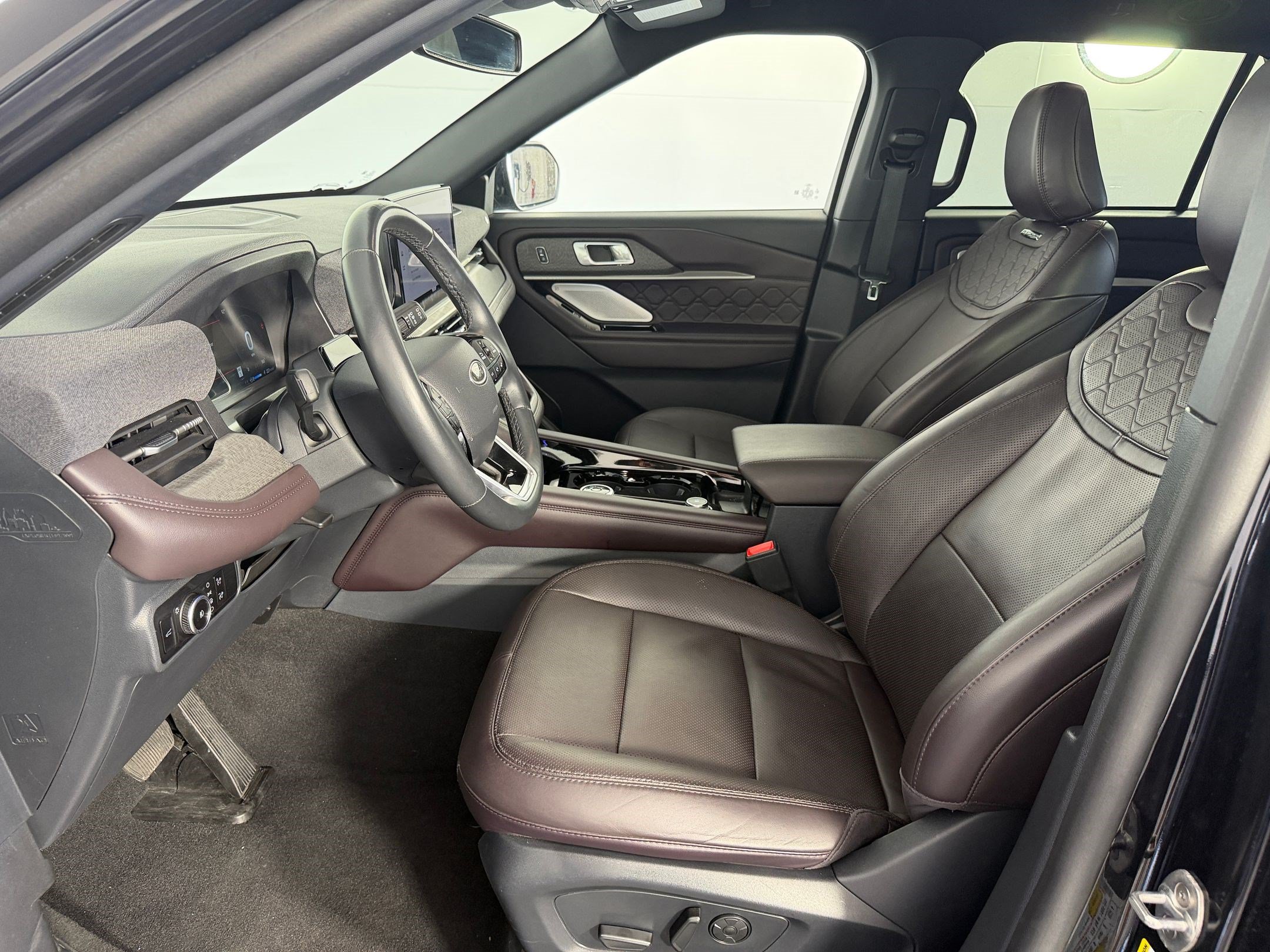 Used 2025 Ford Explorer Platinum w/ LUX Leather Package AWD/4WD image 5