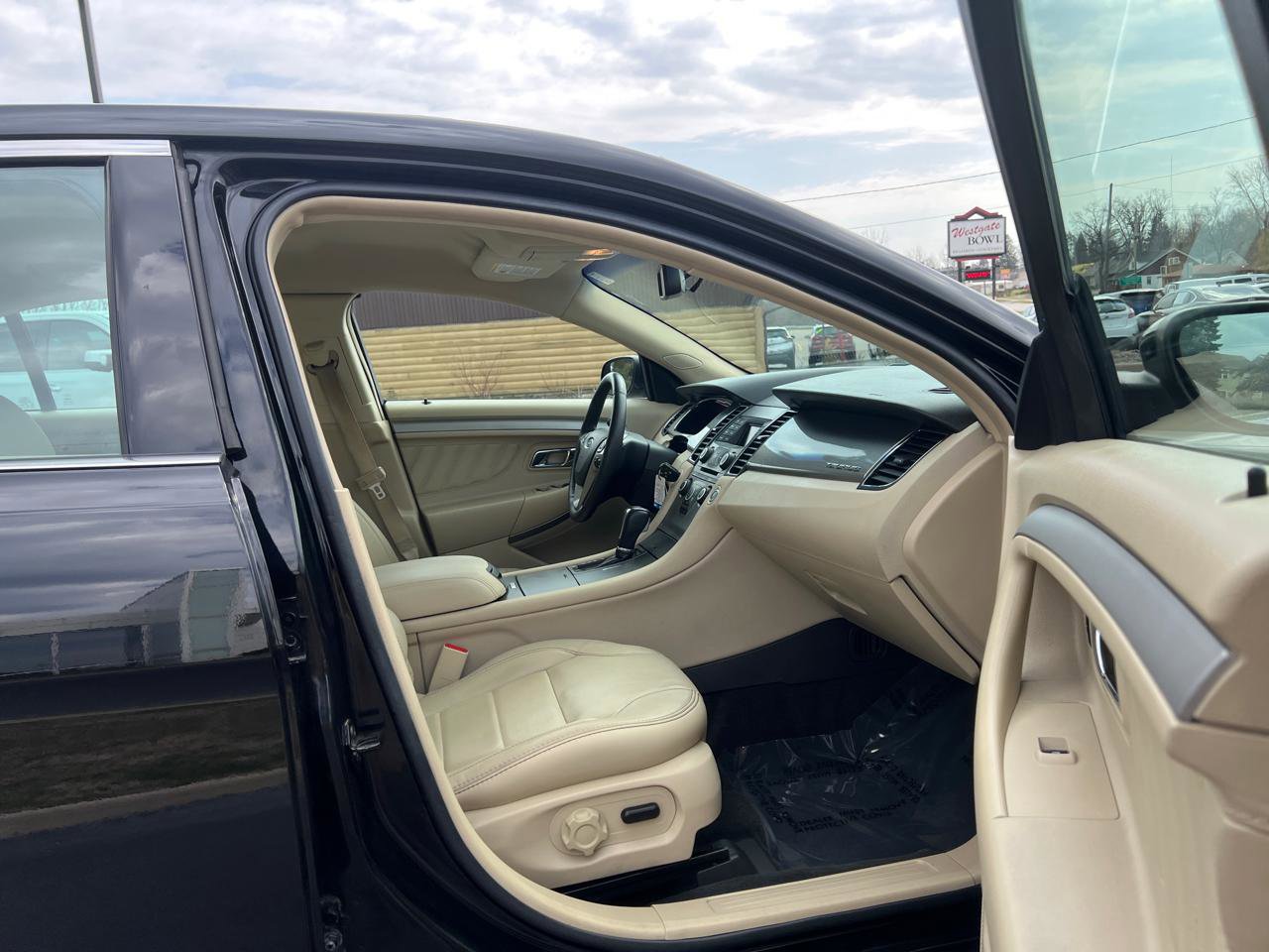 Used 2017 Ford Taurus SEL FWD image 37