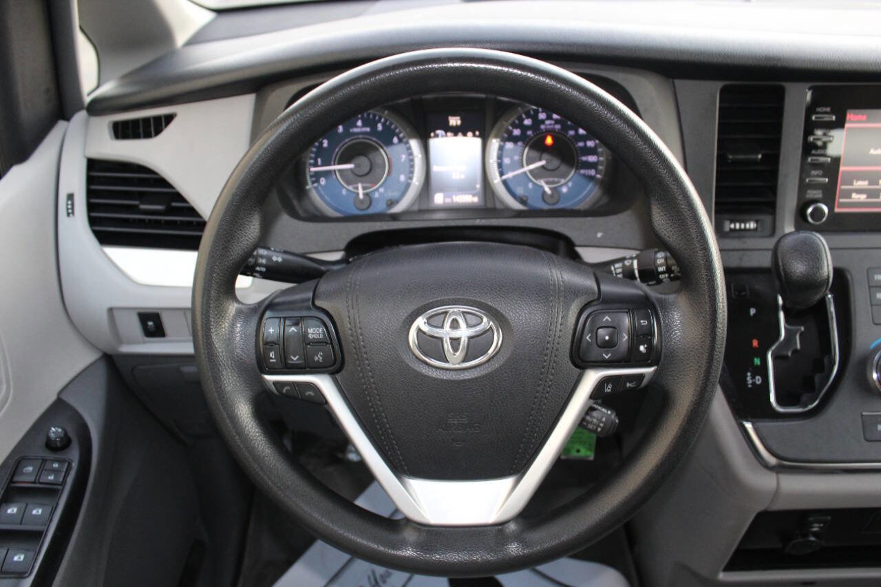 Used 2018 Toyota Sienna L image 22