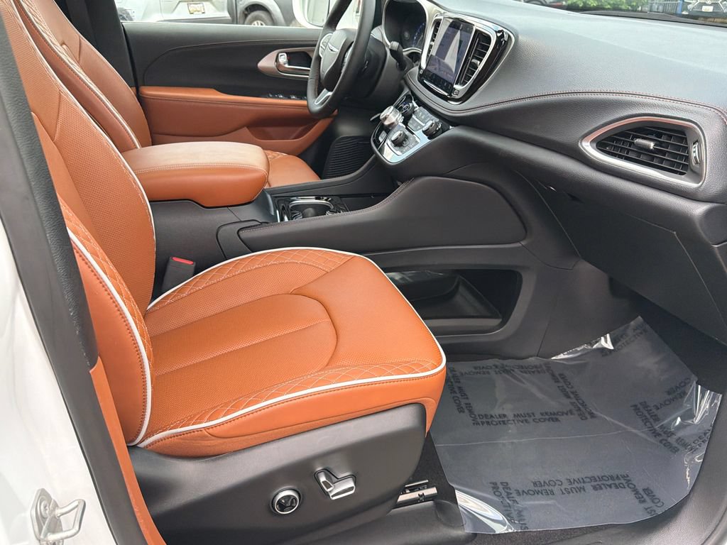 Used 2024 Chrysler Pacifica Pinnacle AWD/4WD image 12