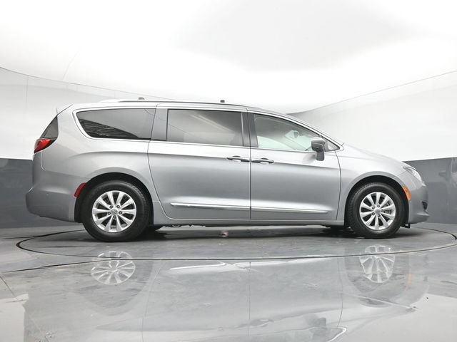 Used 2018 Chrysler Pacifica Touring-L w/ Advanced Safetytec Group FWD image 17