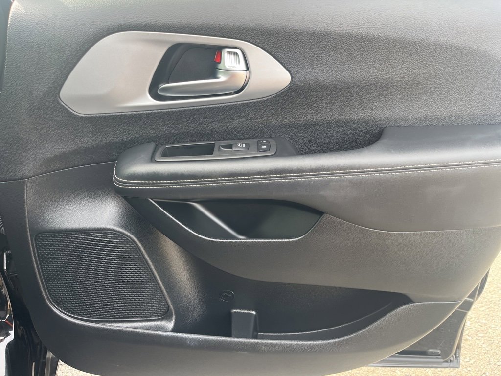 Used 2025 Chrysler Pacifica Limited image 20