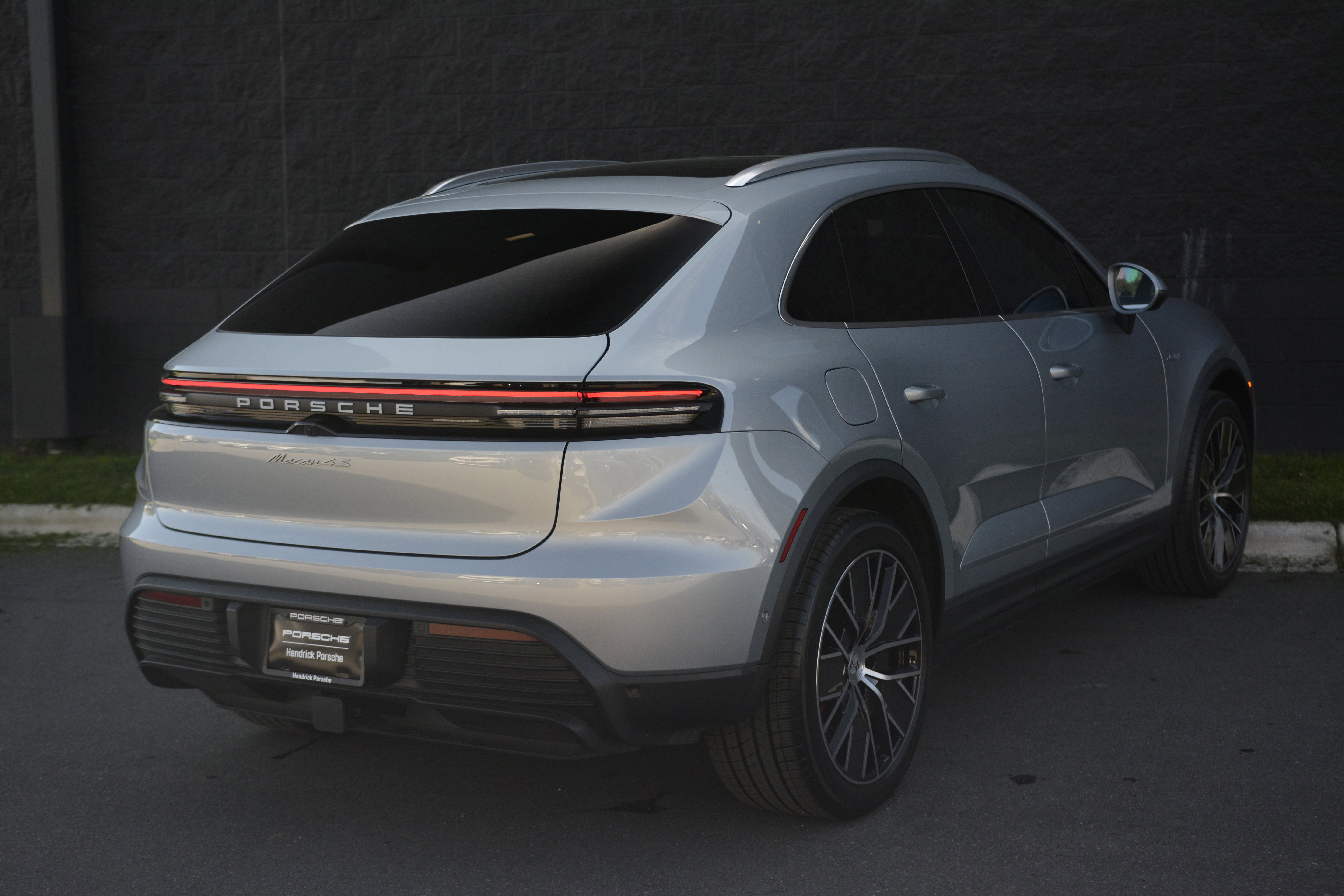 Certified 2025 Porsche Macan 4S Electric image 7