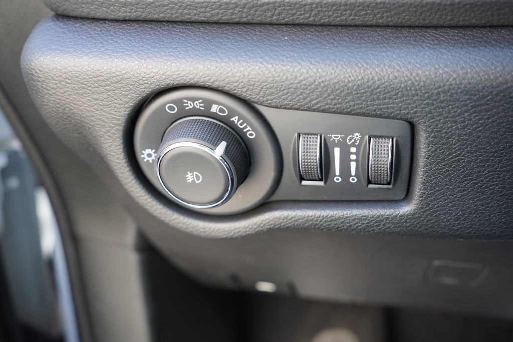 Used 2024 Chrysler Pacifica Premium image 28