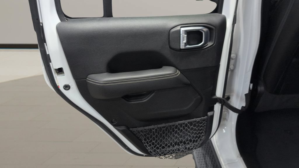 Used 2020 Jeep Wrangler Unlimited Sahara w/ Uconnect 4C Nav & Sound Group AWD/4WD image 18