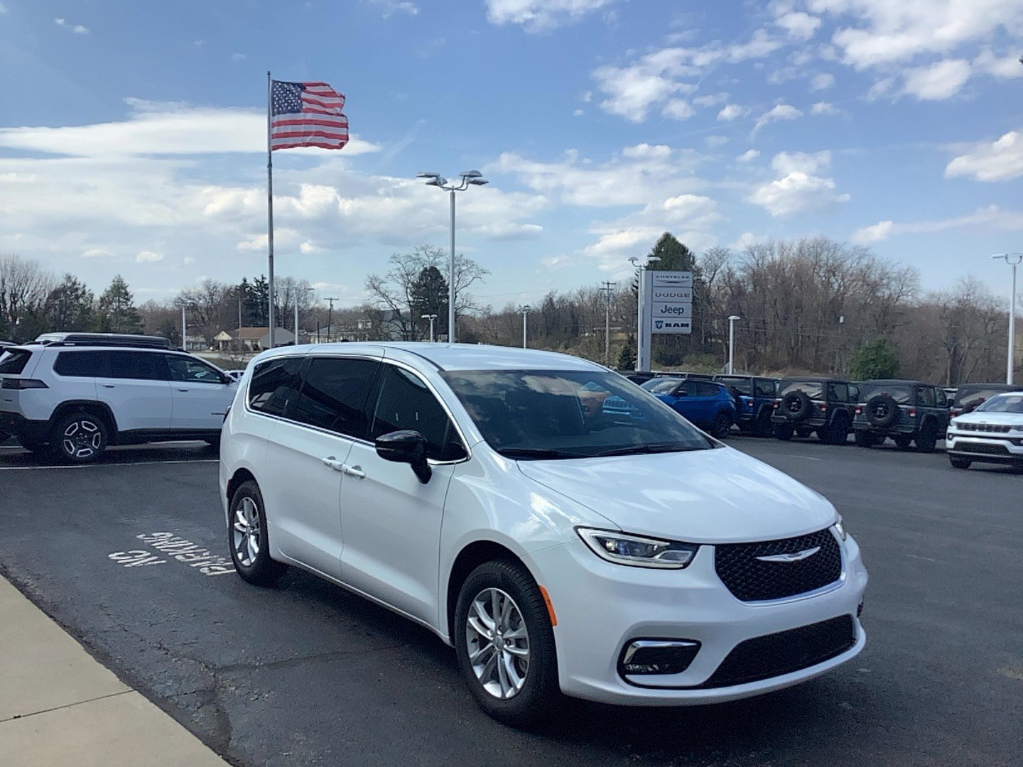 New 2026 Chrysler Pacifica Select image 3