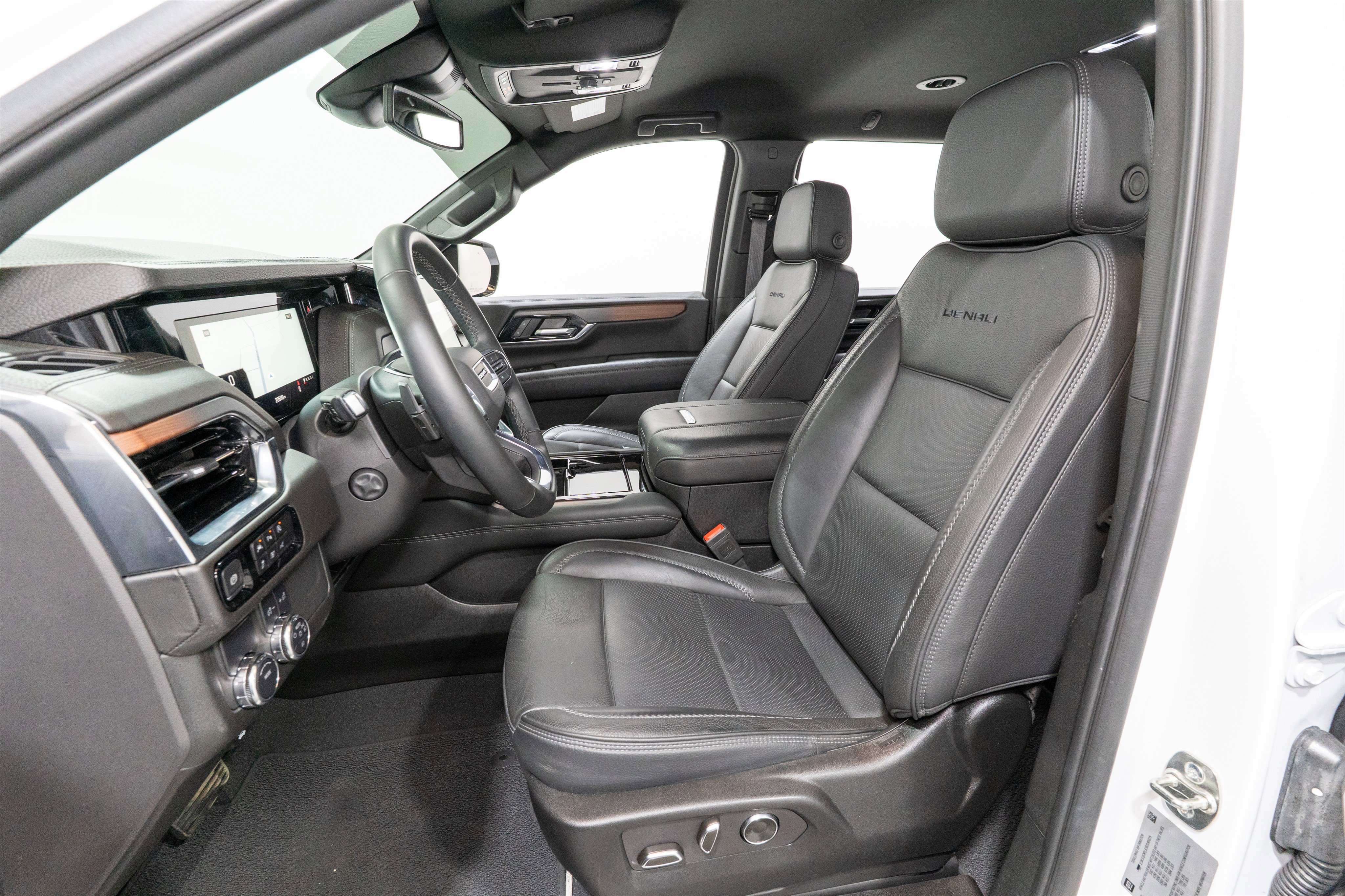 Used 2025 GMC Yukon Denali RWD image 17