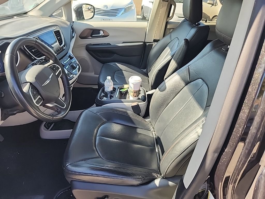 Used 2017 Chrysler Pacifica Touring-L image 10
