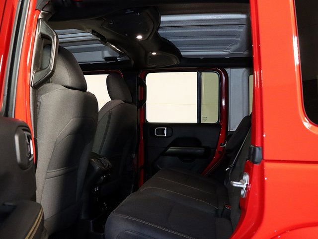 Used 2025 Jeep Wrangler Unlimited Sahara AWD/4WD image 14