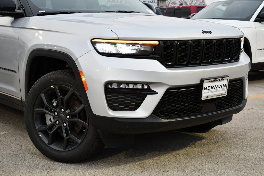 New 2025 Jeep Grand Cherokee Limited w/ Trailer Tow Package AWD/4WD image 2