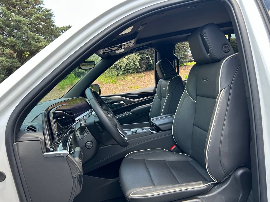 Used 2024 Cadillac Escalade ESV Sport w/ LPO, ONYX Package AWD/4WD image 38