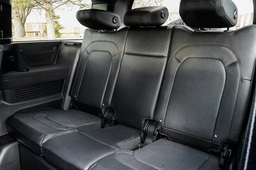 Used 2023 Land Rover Defender 130 X-Dynamic SE image 18