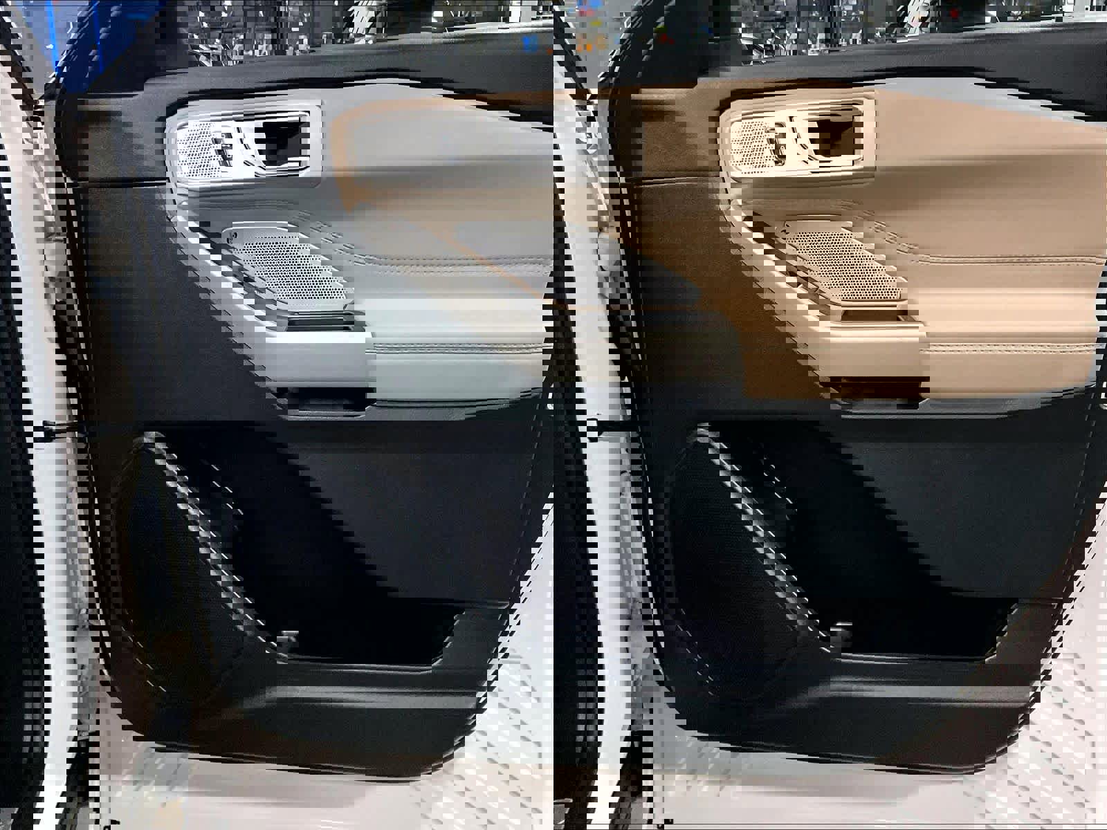 Used 2023 Ford Explorer Limited w/ Limited Technology Package image 12