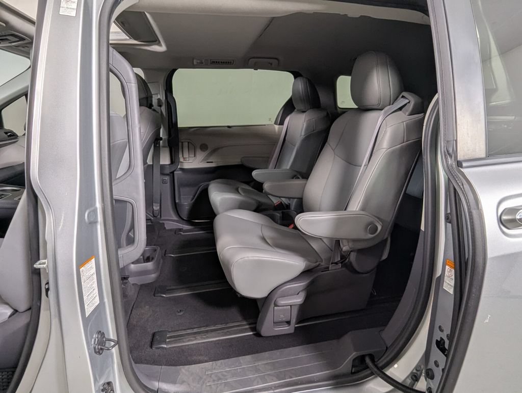 Used 2021 Toyota Sienna XLE FWD image 23