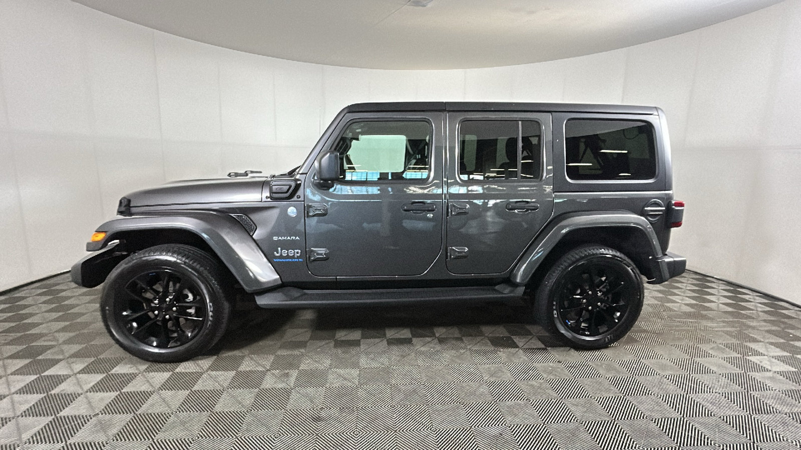 Used 2023 Jeep Wrangler Unlimited Sahara w/ Dual Top Group AWD/4WD image 7