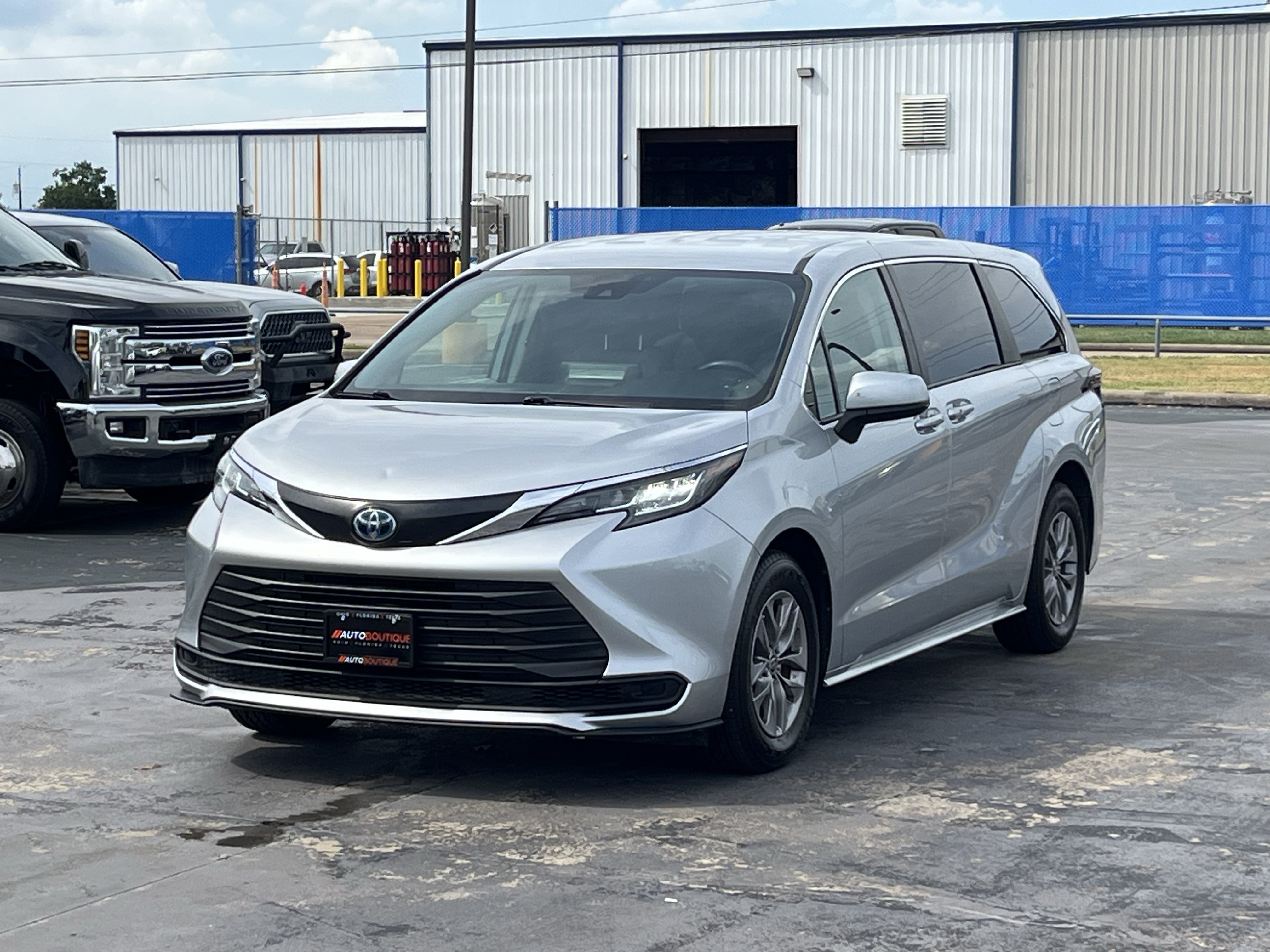 Used 2022 Toyota Sienna LE FWD image 3