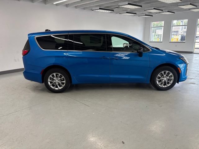 New 2027 Chrysler Pacifica Select AWD/4WD image 10