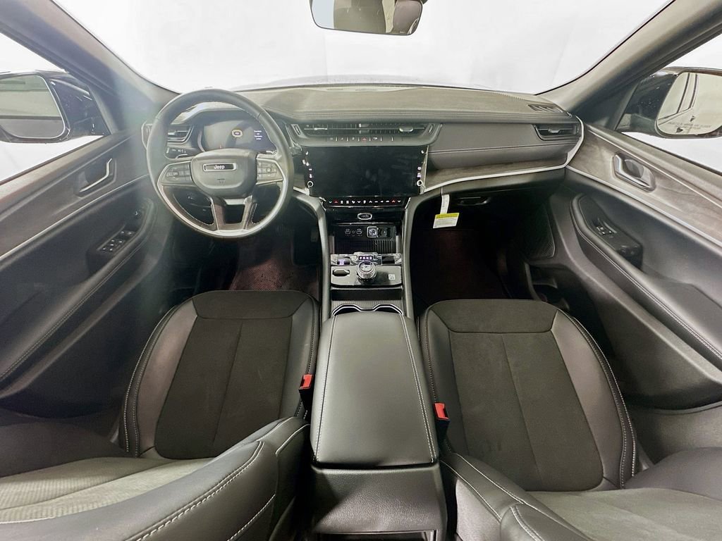 New 2026 Jeep Grand Cherokee Altitude image 9