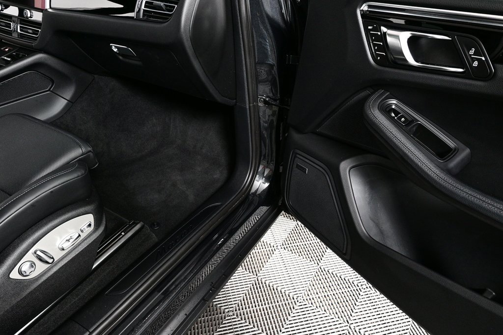 Certified 2025 Porsche Macan image 26