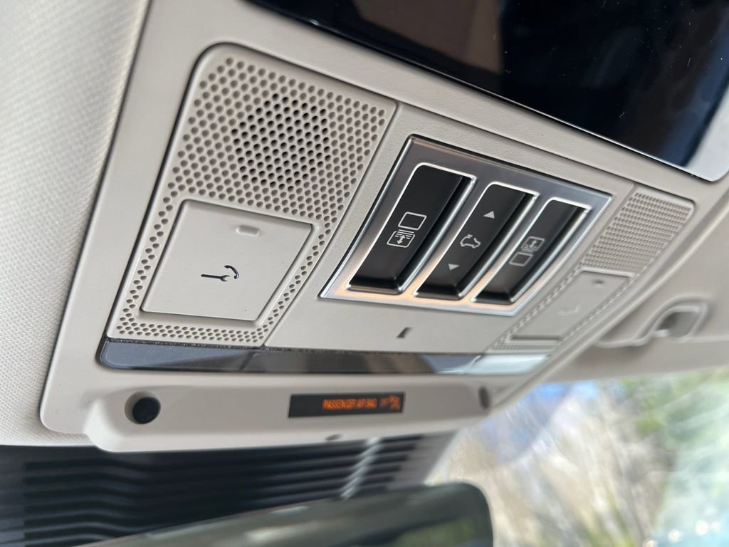 New 2025 Land Rover Discovery Metropolitan Edition image 21