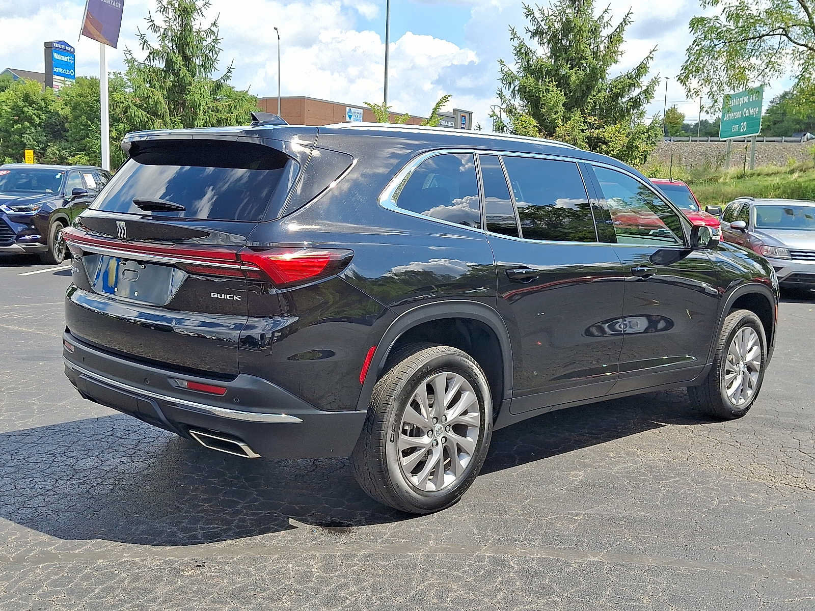 Used 2025 Buick Enclave Preferred AWD/4WD image 6