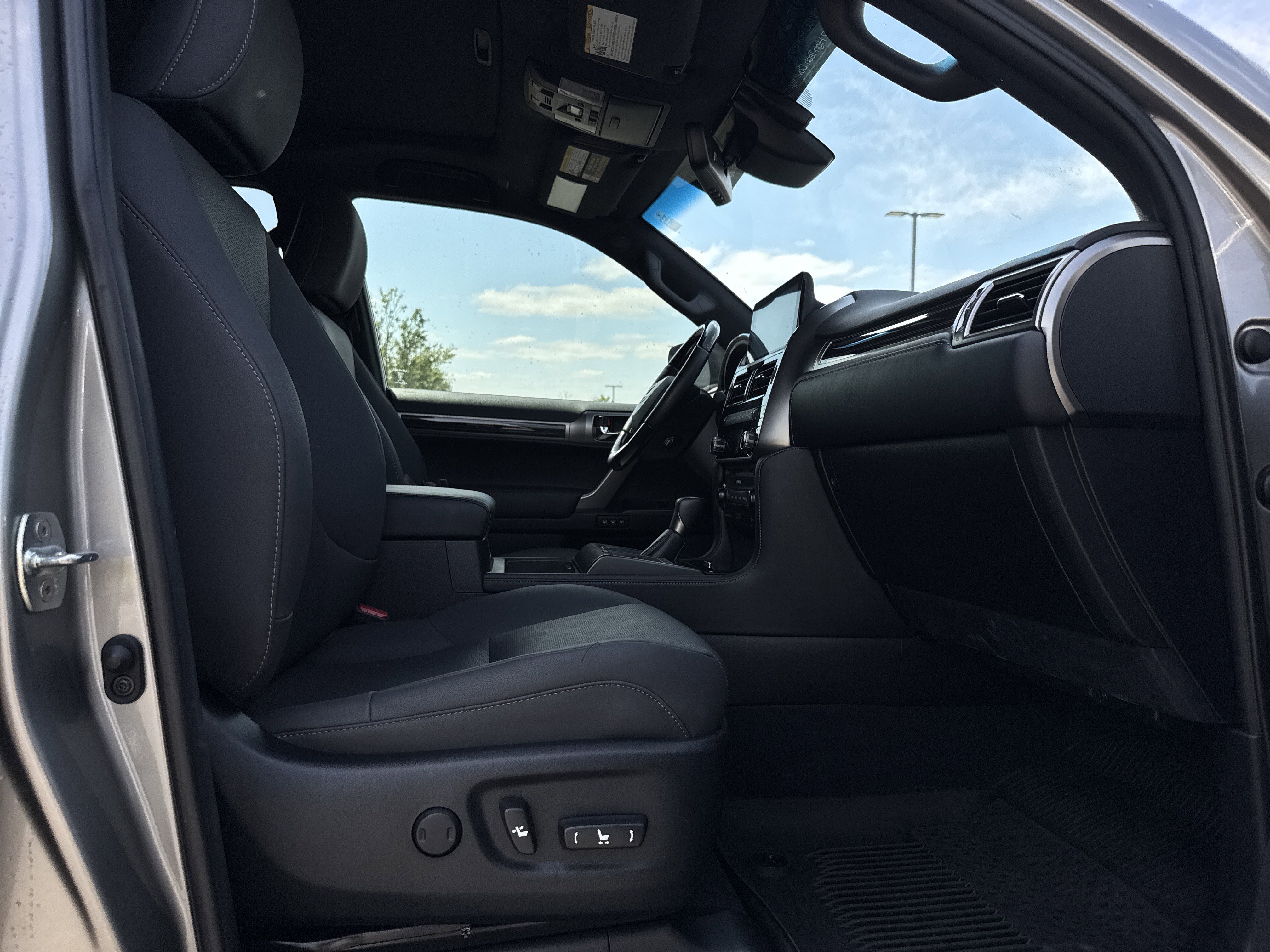 Used 2023 Lexus GX 460 Premium w/ Accessory Package AWD/4WD image 32