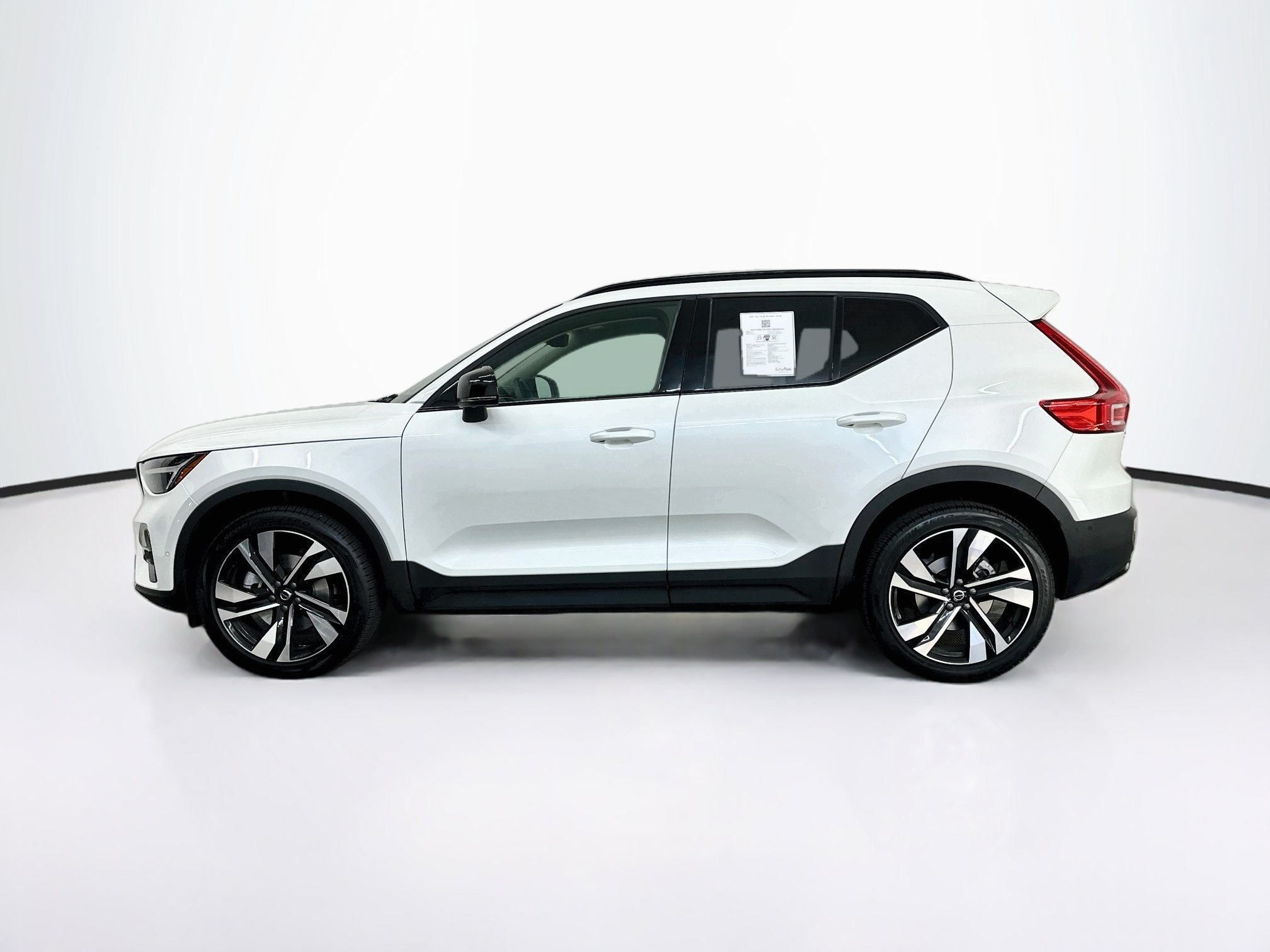 Used 2025 Volvo XC40 B5 Plus AWD/4WD image 4