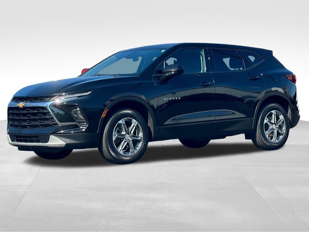 Used 2025 Chevrolet Blazer LT FWD image 3
