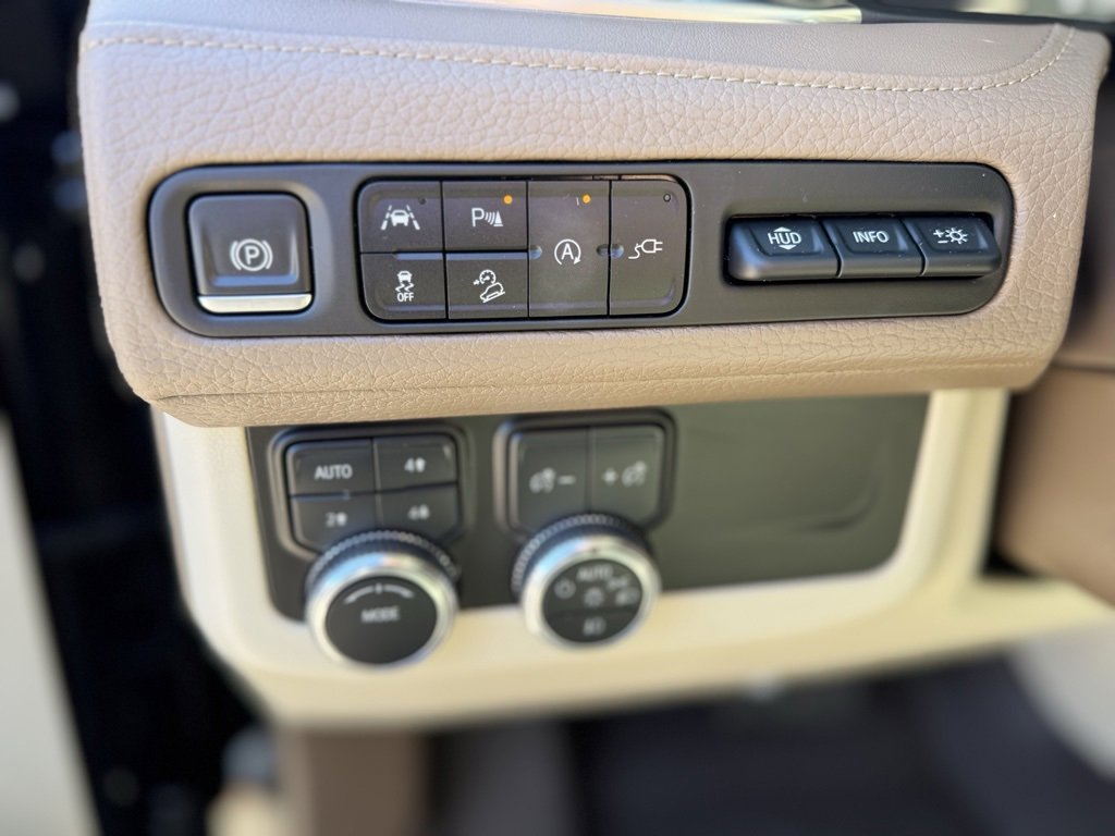 Used 2021 GMC Yukon XL Denali w/ Denali Premium Package image 19